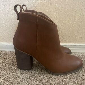 BP Brown Block Heeled Ankle Boots Size 8
No scuff marks on the bottom.